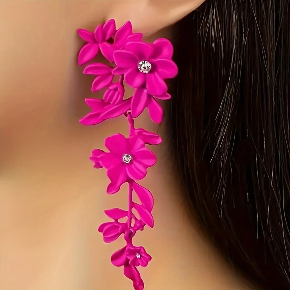 Eleganti orecchini pendenti con raffinato design floreale e strass, ideali per essere esposti a banchetti.