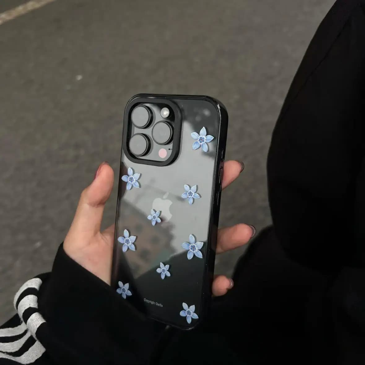 Cover per iPhone Minimalista Artistica con Fiore Azzurro per Air 17 16 15 14 13 12 11 Pro Max, Nera a Specchio, Carina e Antiurto