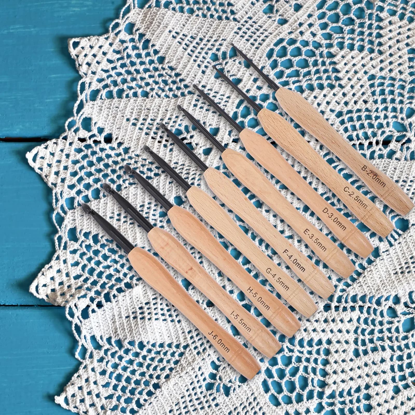 Set di 9 uncinetti artigianali con manico in legno e asta in alluminio, finitura liscia, design ergonomico per maglieria, cappelli e sciarpe fai da te