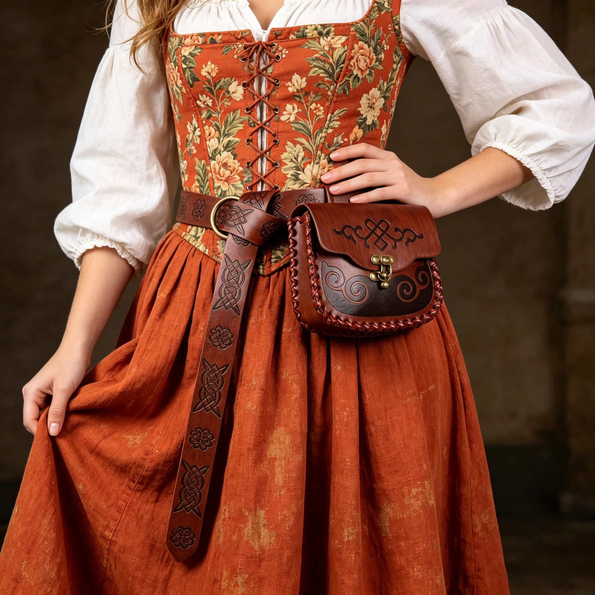 Set di 2 Pezzi: Cintura in Pelle PU con Motivo Celtico Vintage e Borsa da Cintura, Cintura Medievale da Cavaliere con Incisioni Floreali e Geometriche Intricate