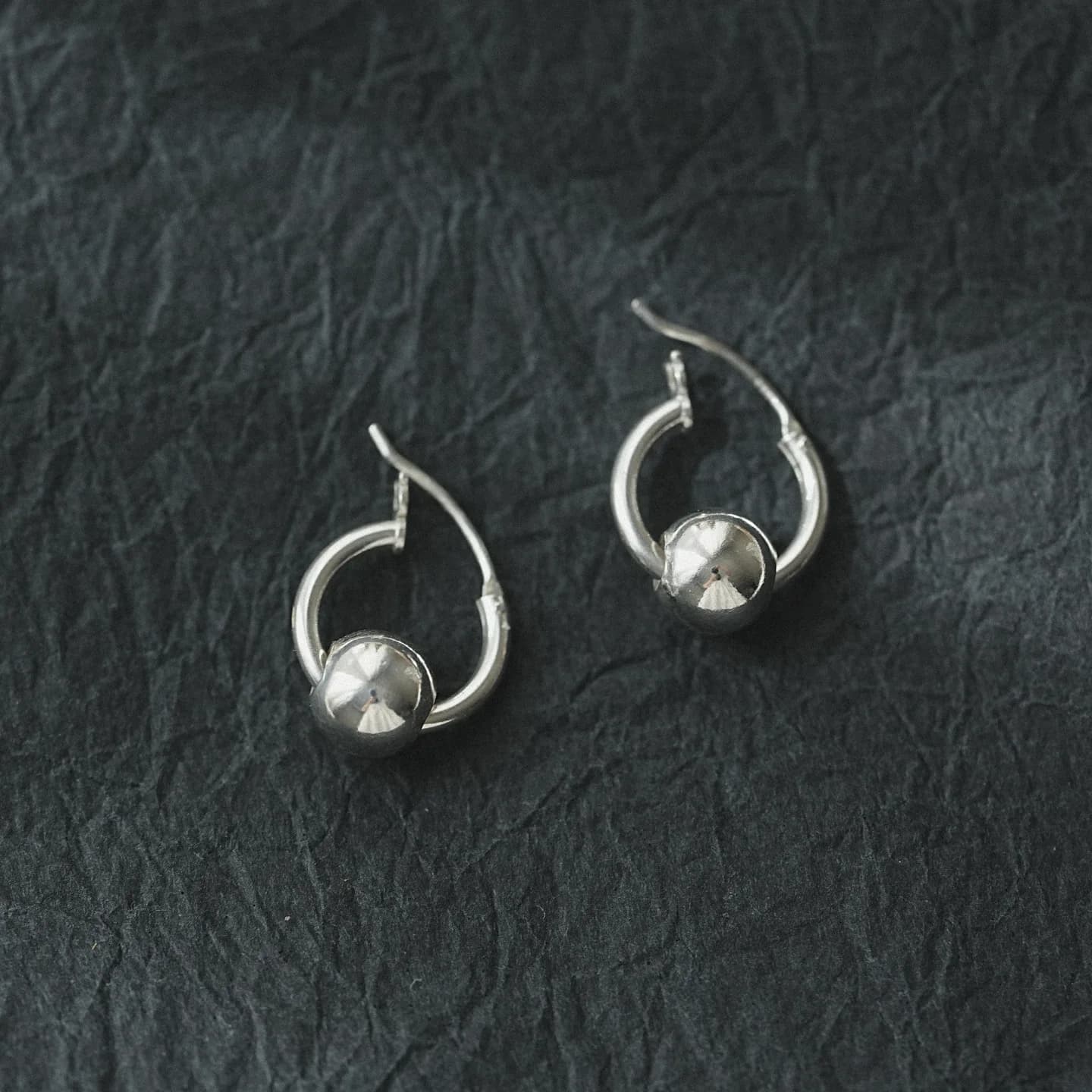 Nuovi orecchini a cerchio piccoli, squisiti orecchini con perline rotonde da donna, polsini versatili e semplici, design di nicchia, orecchini unici e orecchini a bottone