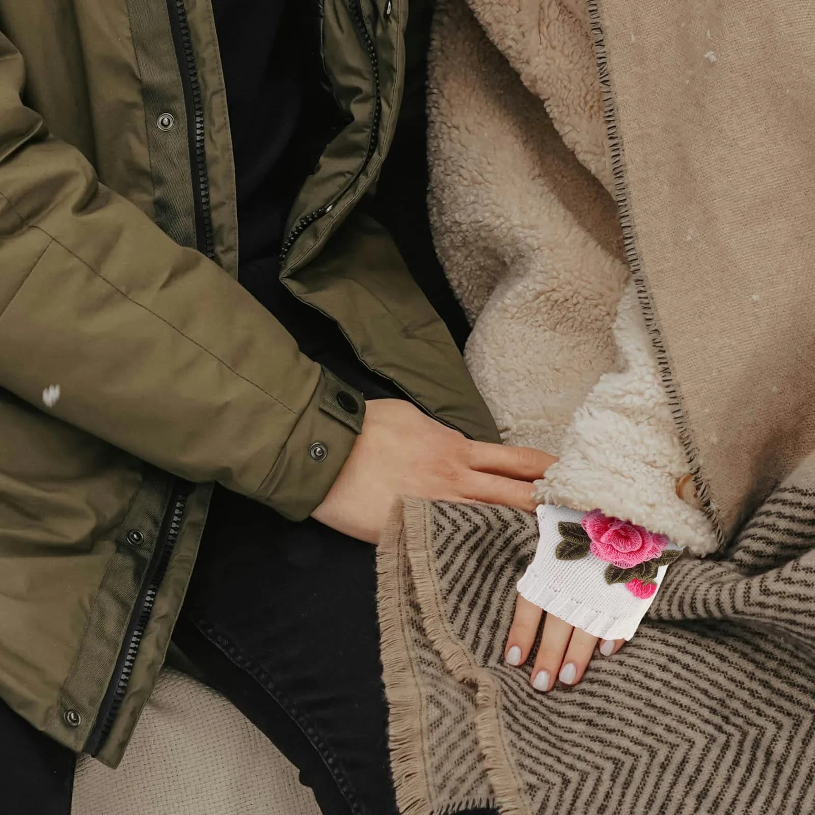 1 paio di guanti senza dita da donna con design floreale, caldi guanti in maglia a mezze dita, guanti in maglia per il freddo, scaldamani alla moda