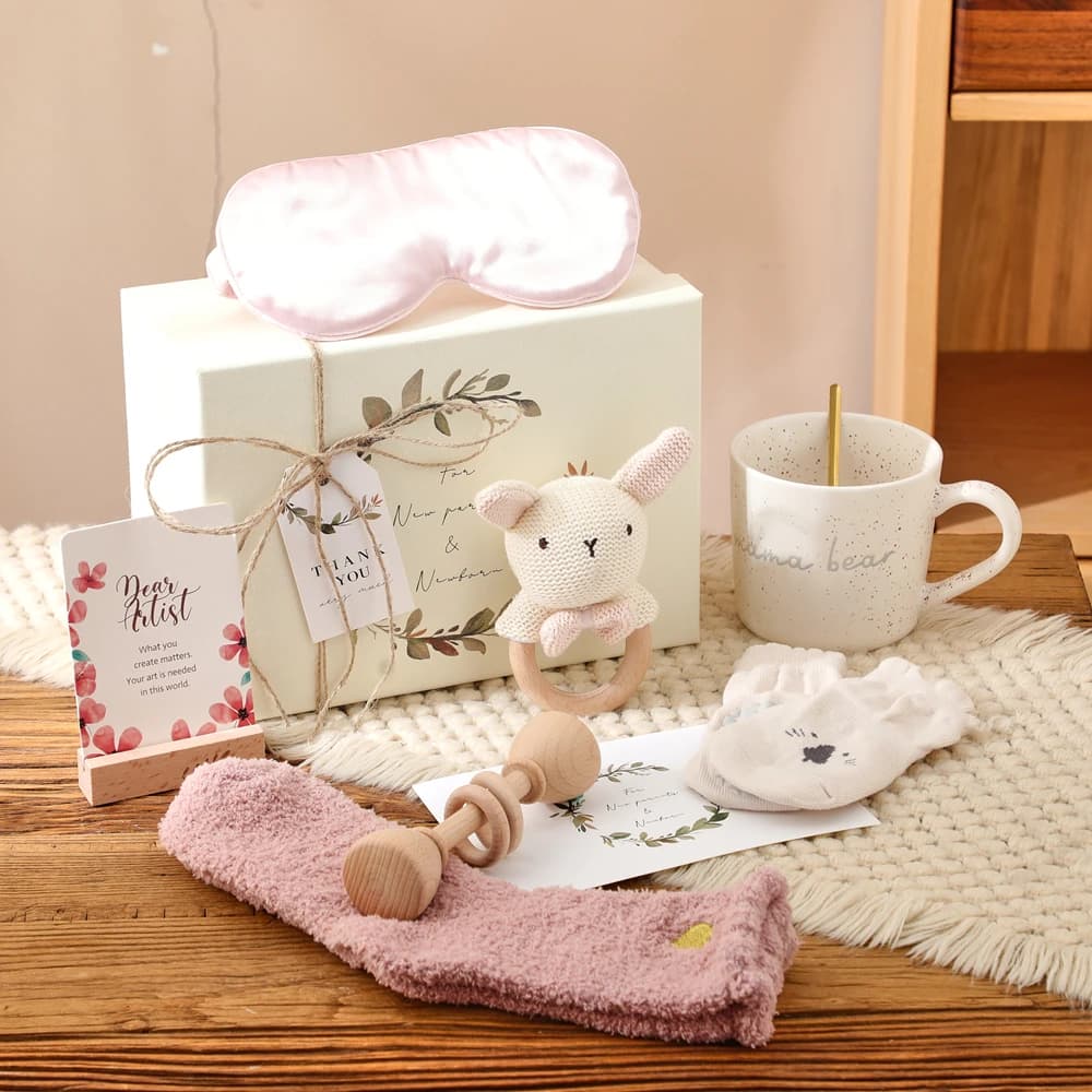 Nuovo Set Regalo per Mamma e Bambina: Cesto con Sonaglio a Coniglio, Tazza in Ceramica, Cucchiaio Dorato, Calzini, Maschera per Dormire, 12 Carte con Affermazioni, Confezione Regalo