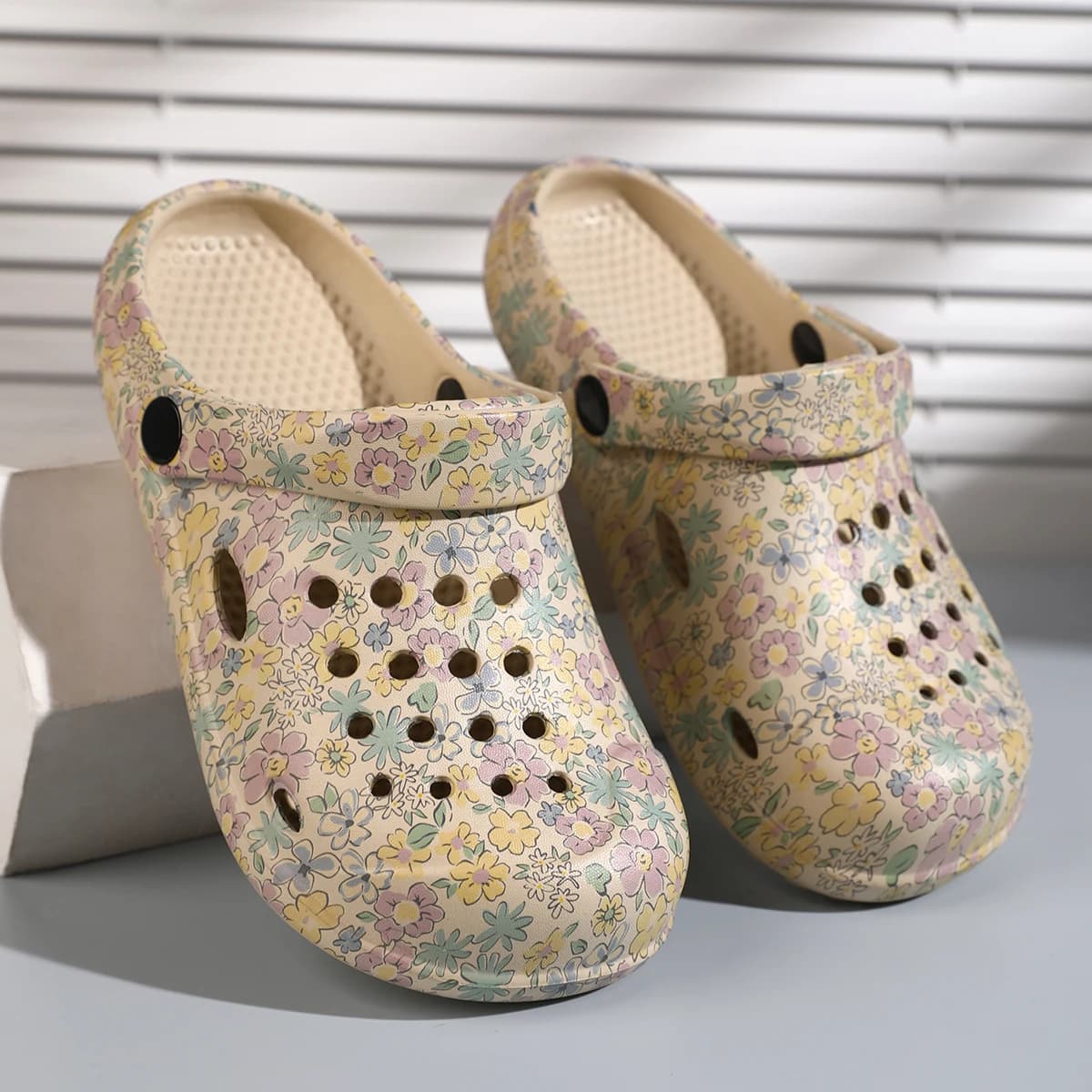 Kids Sandals Casual Clogs for Children 2026 New Design Printed Beach Shoes Boys Girls Comfortable Outdoor Slippers Garden Shoes