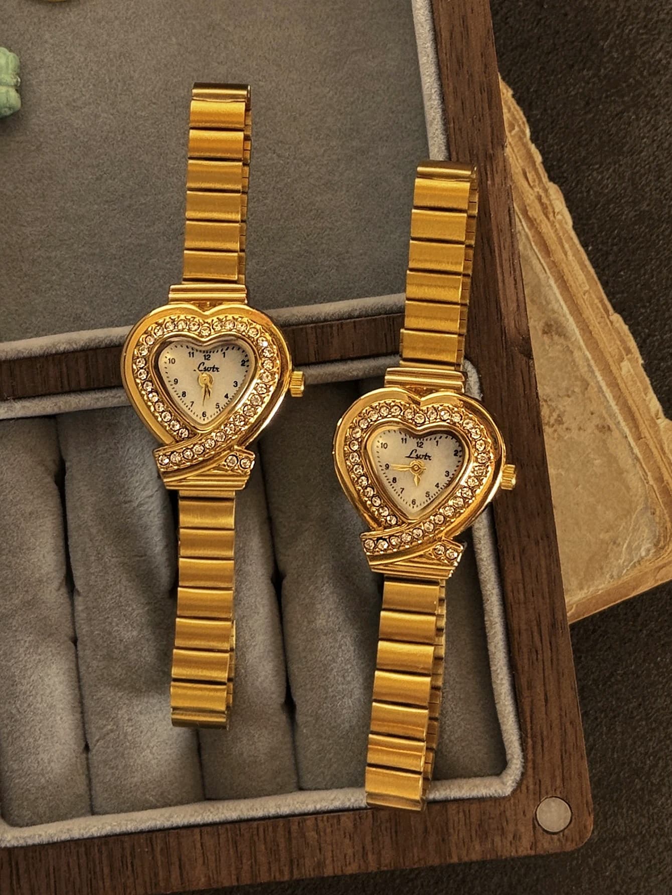 1 new refined gold quartz women's watch, with stainless steel strap studded with diamonds, heart-shaped dial, simple and niche women's watch.