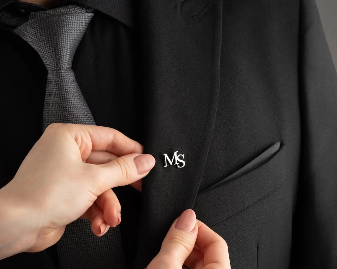 Iniziali personalizzate Giacca Spilla da bavero Lettera unica Spilla da uomo con etichetta con logo personalizzato in acciaio inossidabile Matrimonio Gioielli da uomo migliore