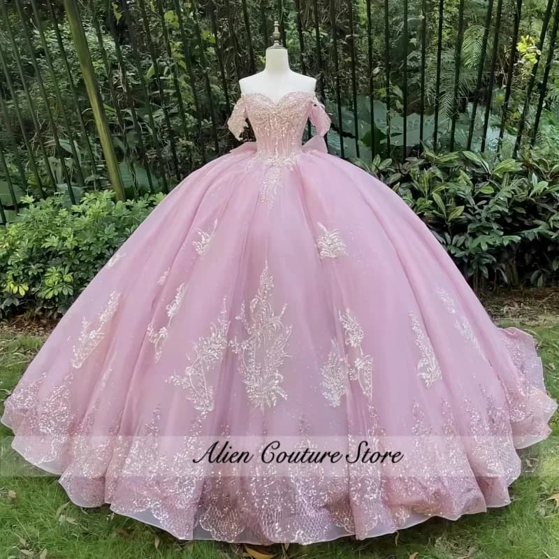 Abiti Quinceanera rosa lucido Abito da ballo con spalle scoperte Applique Fiocco in pizzo Perline Corsetto in tulle di cristallo Abito dolce 16 Abiti