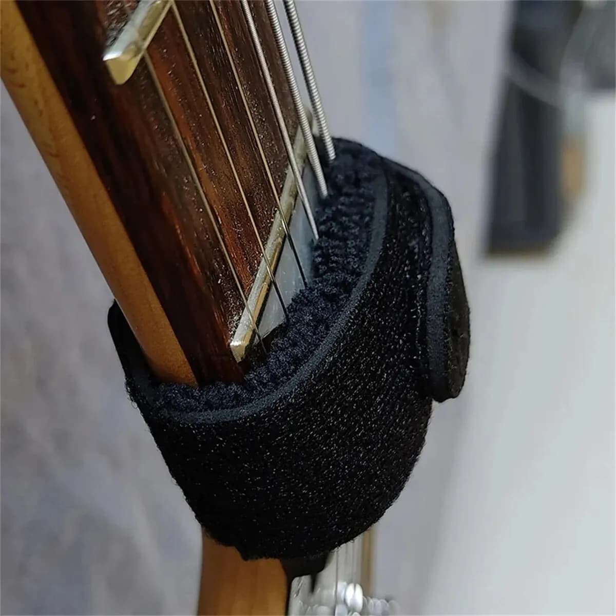 Strumento per corde per tasti per chitarra Smorzatore di rumore silenzioso Avvolgimento silenzioso Tracolla per chitarra nera, adatta per chitarra, basso e ukulele
