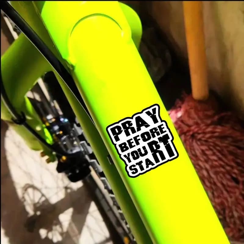 Set di 2 Adesivi in Vinile Impermeabili "Pray Before You Start" per Casco Moto, Telaio Bici, Carrozzeria Auto