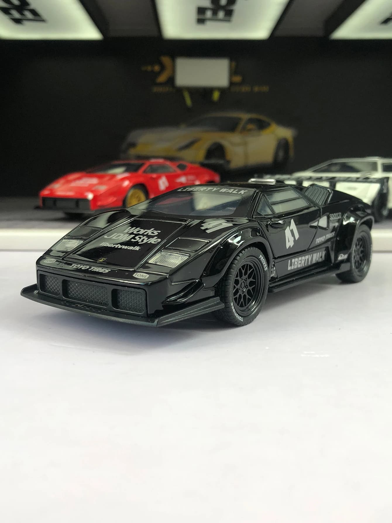 1: 32 simulation zinc alloy sports car model, static ornament, metal collectible gift car