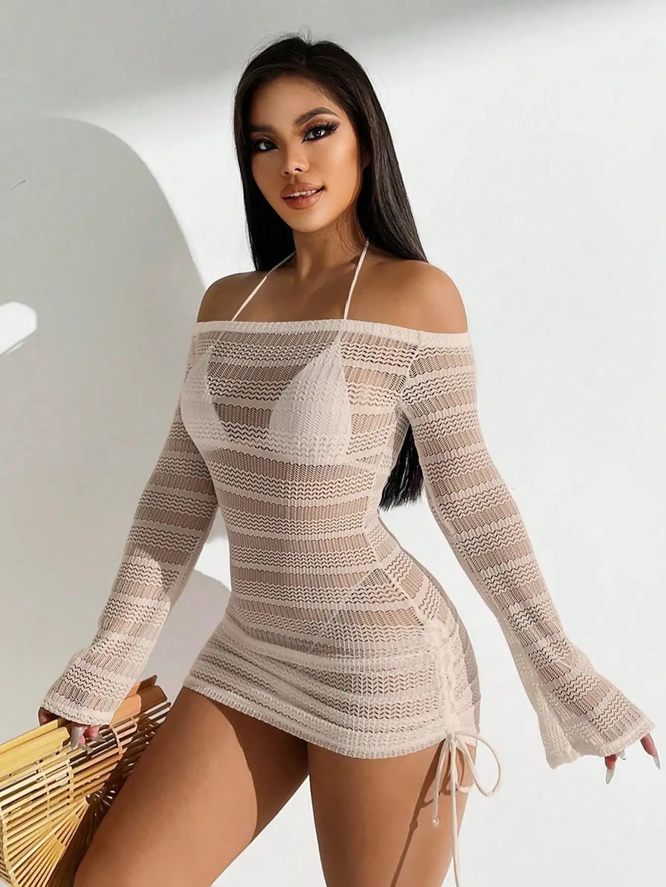 Abito copricostume da donna in maglia semitrasparente con spalle scoperte e laccetti laterali per l'estate