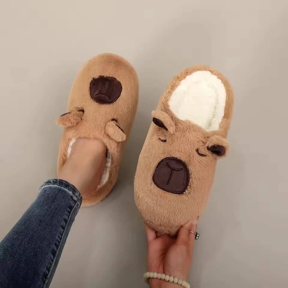 Un paio di modelli animali Kapibara in peluche marrone, comode pantofole pelose, pantofole da interno antiscivolo per uomo e donna