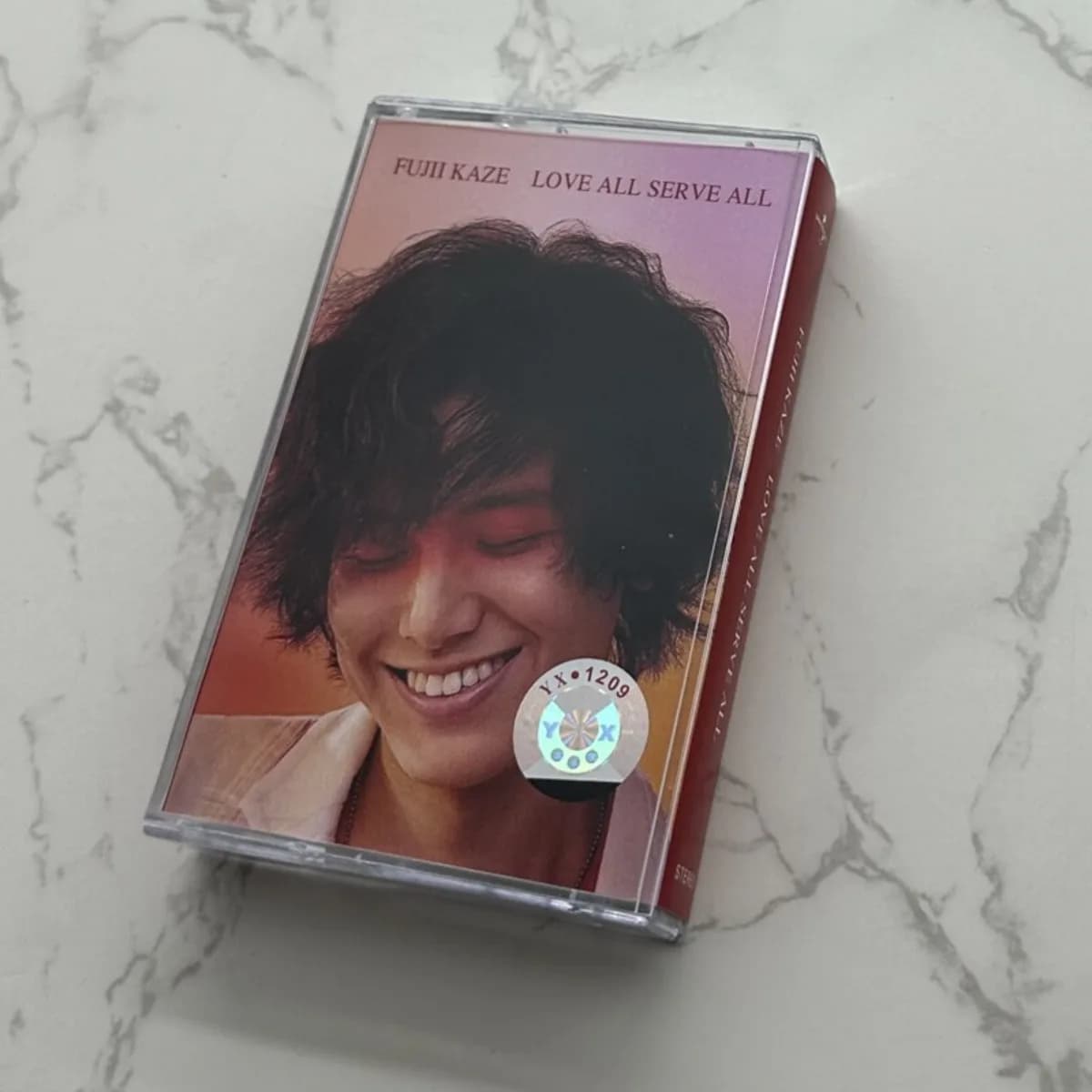 Fujii Kaze LOVE ALL SERVE ALL - Cassetta Audio con Libretto di Testi, Musica Pop Giapponese Vintage per Fan e Collezionisti