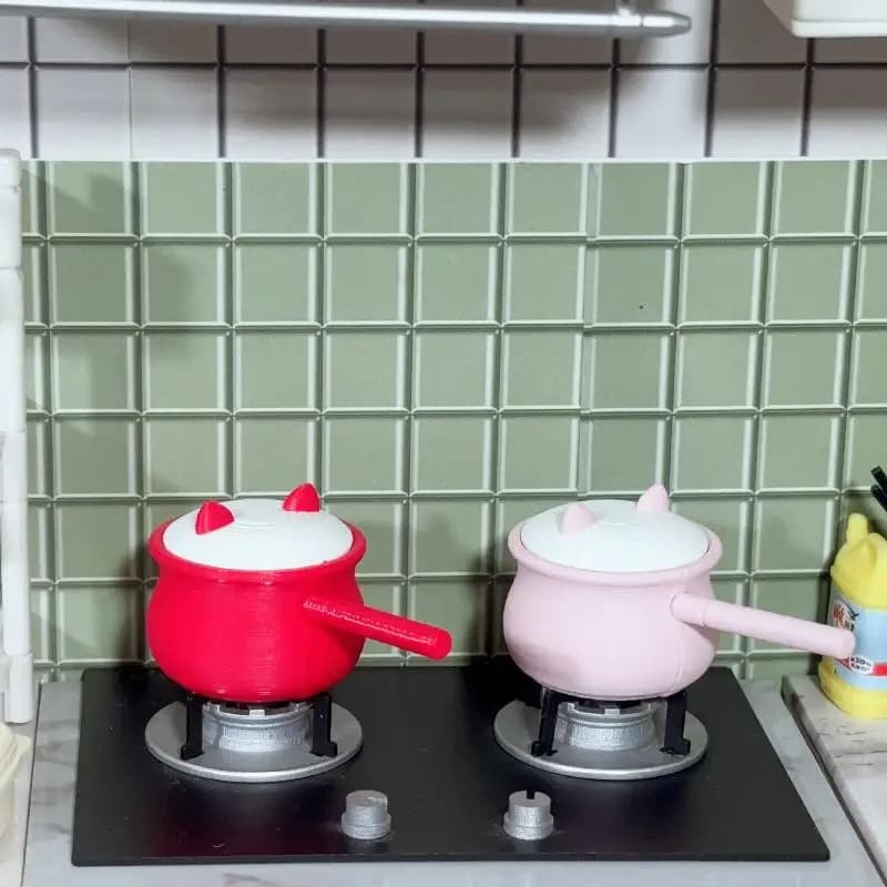 1 Pcs Red Pink Soup Frying Milk Pan 1:12 Dollhouse Miniature Pot With Lid Model DIY Doll House Kitchen Furniture Accessories