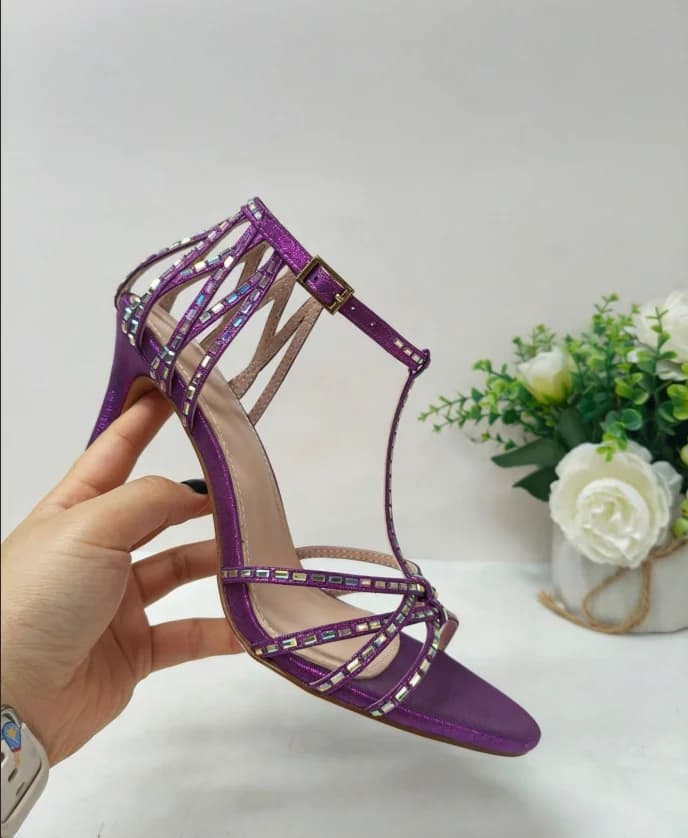 Sandali da Donna con Tacco a Spillo e Cinturino a T con Strass, in Raso, Punta Aperta, con Fibbia Regolabile – Calzature Glamour per Matrimoni