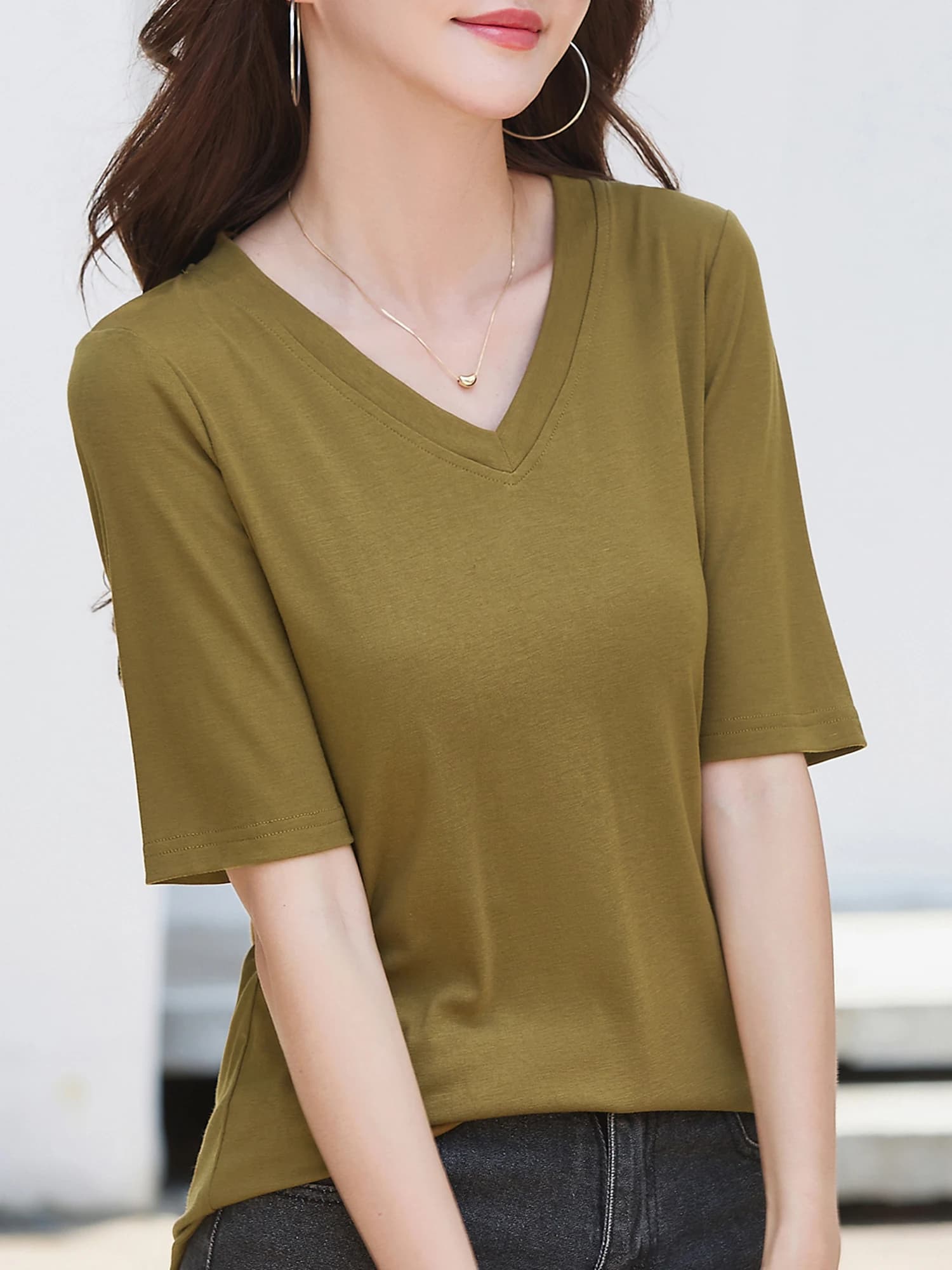 T-shirt da donna morbida e traspirante con scollo a V tinta unita - Manica corta casual per la primavera e l'estate - Guardaroba elegante ed essenziale e confortevole
