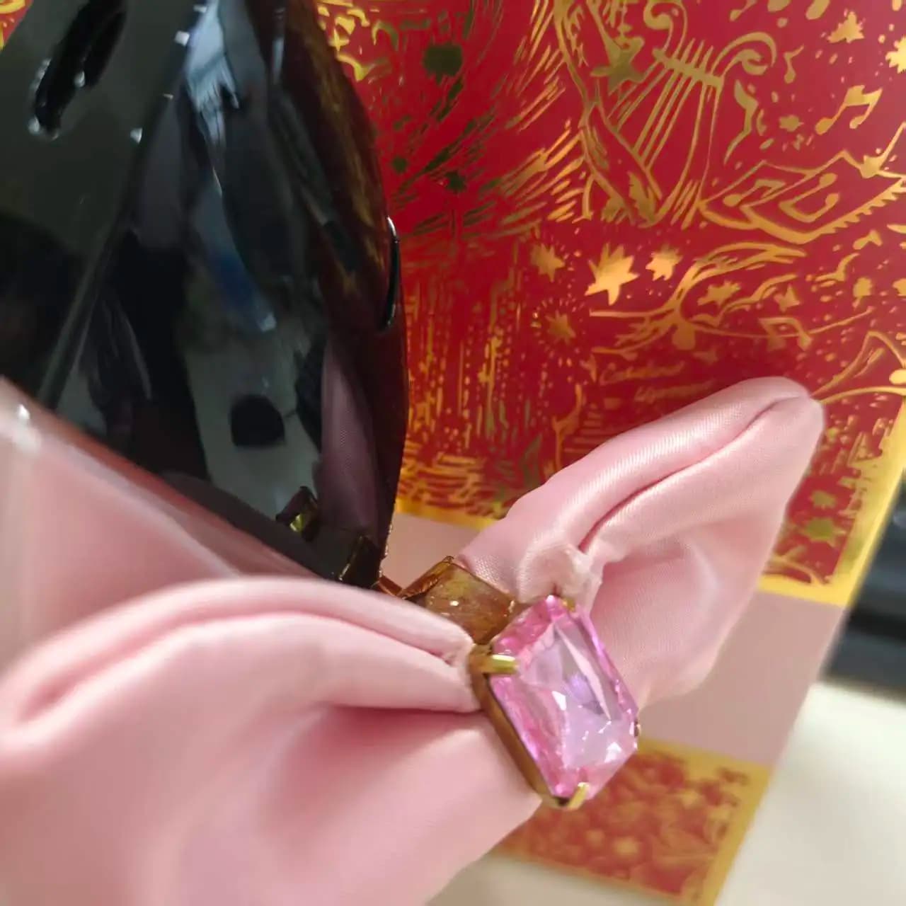 Carolina Herrera perfume for shoes with high heel, with a soft pink ribbon bow, sweet but not sticky scent, perfect gift.