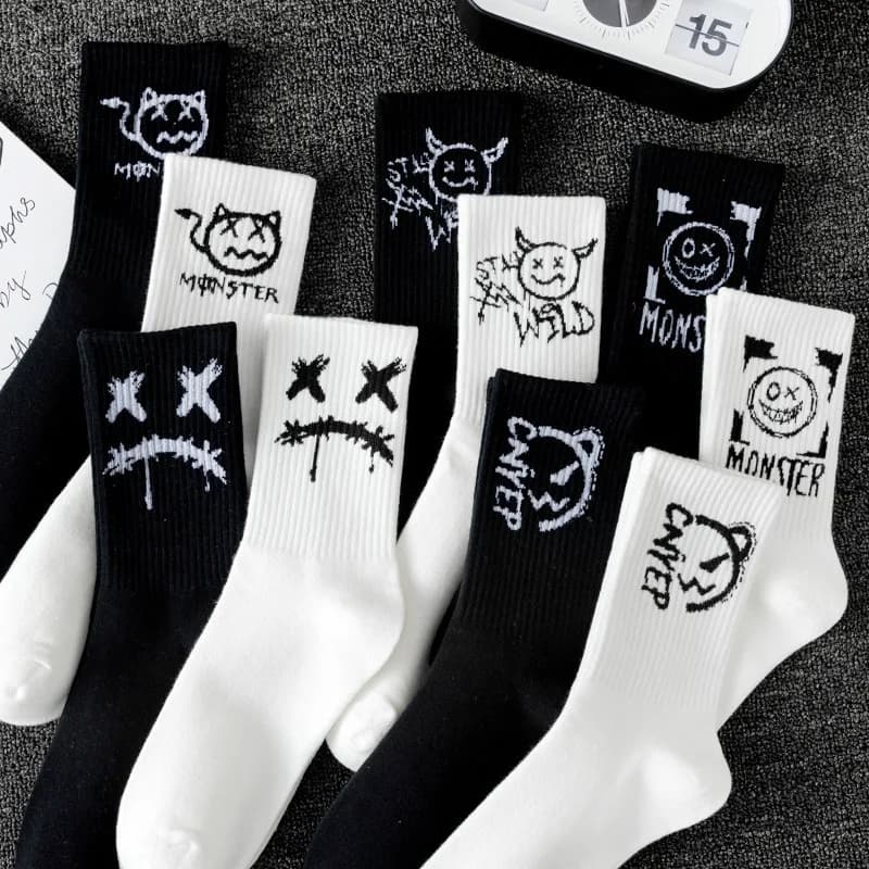 Black‑and‑White Graffiti‑Monster‑Print Crew‑Socks Street‑Style Harajuku‑Inspired Mid‑Calf Cotton Socks for Teenagers and Adults