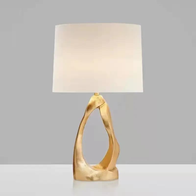 Lampada da tavolo cava in resina dorata per camera da letto semplice artistica Lampada da scrivania con paralume in tessuto bianco per soggiorno a LED
