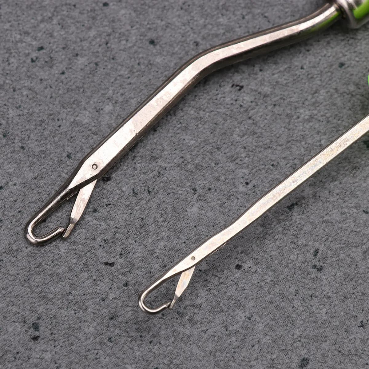 Set di 2 uncinetti per uncinetto con manico in legno e punta dritta in plastica per tappeti con uncinetto, micro trecce, capelli e calze