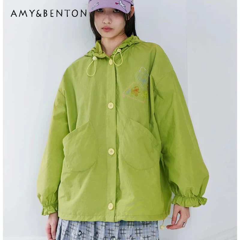 Top da donna estivo originale modello verde cartone animato ricamo manica lunga moda versatile dolce fresco protezione solare con cappuccio da donna