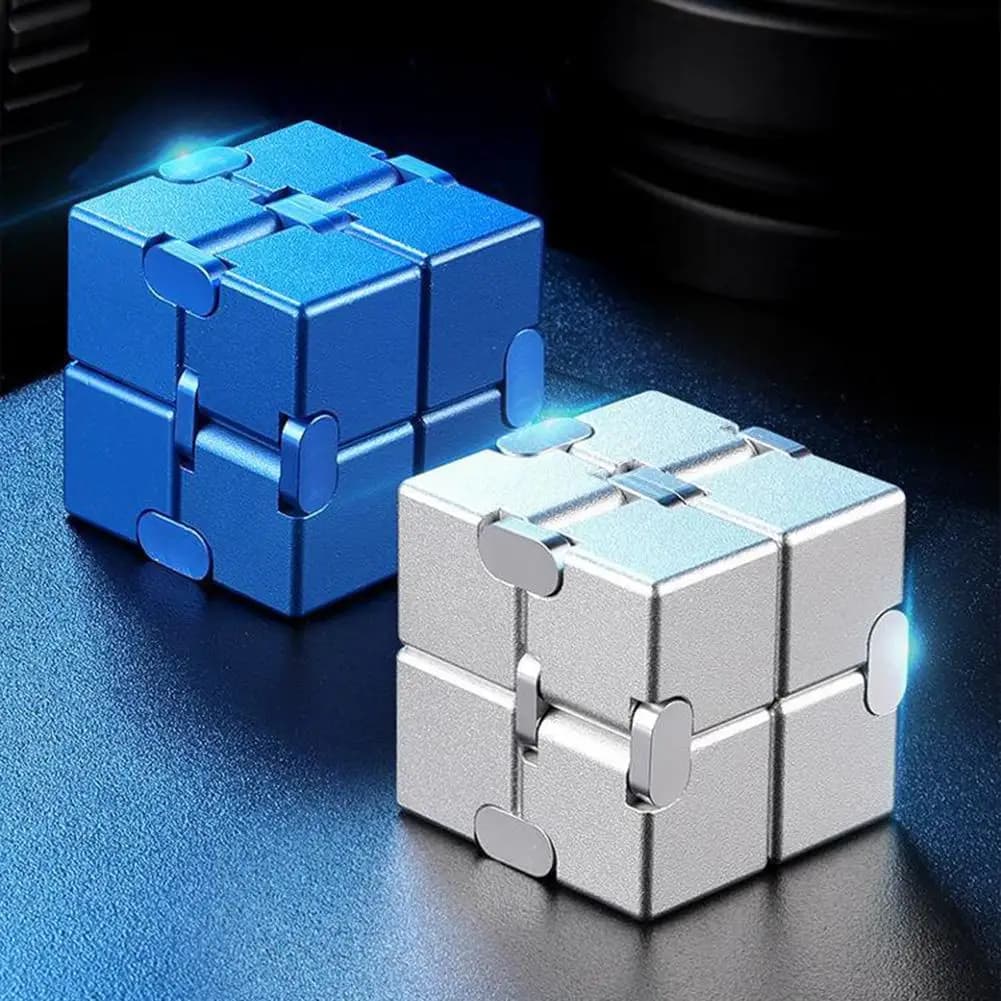 Nuovo Fidget Cube Aggiornato, Giocattolo Antistress in Metallo, Cubo Infinito per Alleviare Stress e Ansia 2026