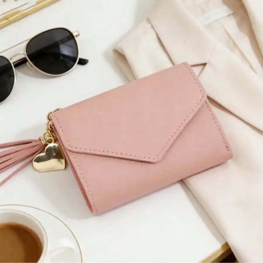 Nuovo Portafoglio da Donna in Stile Coreano/Corto a Tre Pieghe con Nappe/Porta Carte/Chiusura con Ciondolo a Cuore alla Moda, Piccola Borsa a Mano