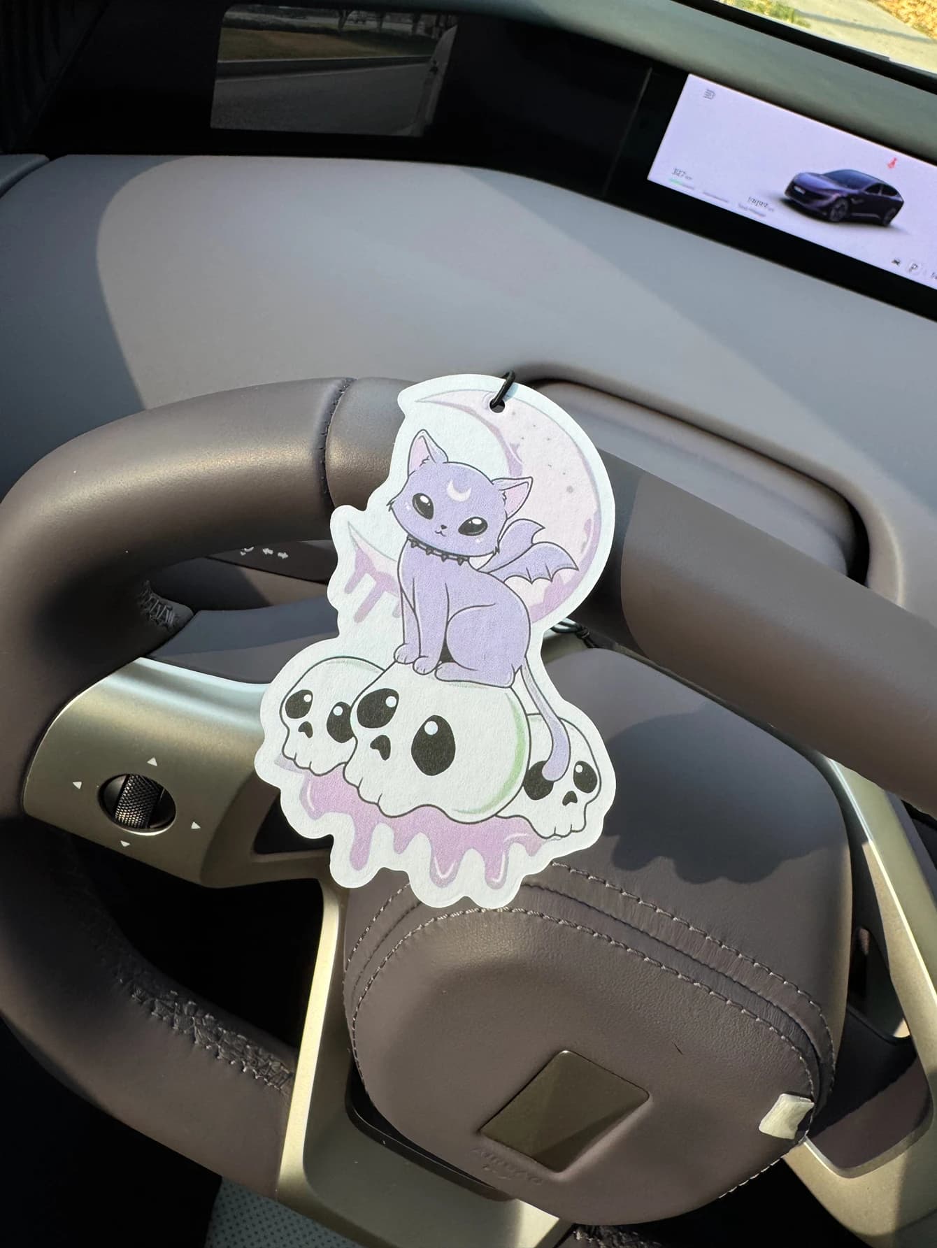 Deodorante per Auto in Stile Anime Kawaii 'Smoke Bug' Hilton (Profumo da Hotel) | Supporto per Specchietto Retrovisore e Clip per Bocchetta dell'Aria a Doppio Uso | Compresse per Aromaterapia in Materiale Naturale | Fragranza a Lunga Durata per 90 Giorni | Senza alcol | Non teme l'esposizione diretta al sole | Progettato specificamente per la rimozione degli odori in auto, armadi e bagni. | Grafica Animata per Cartoni Animati | Unisex | Profumi di Lusso | Vino Cinque Stelle