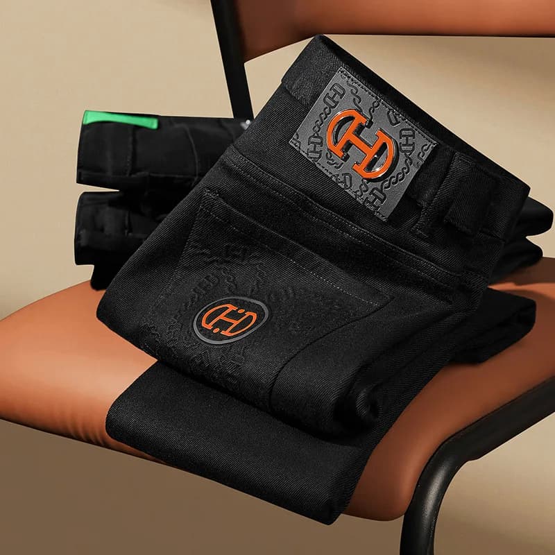 Autunno e inverno Jeans neri Uomo Nuovi abiti da uomo di lusso leggeri Pantaloni lunghi di fascia alta elasticizzati casual stampati alla moda