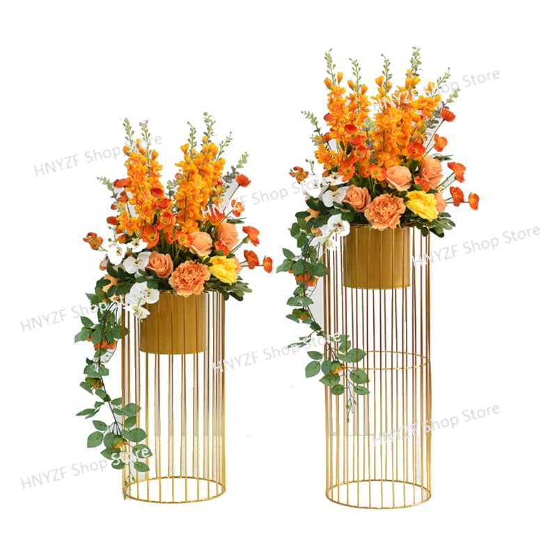 Decorazione creativa di piante in vaso, apertura della finestra con ornamento grande dal pavimento al soffitto, decorazione floreale finta con pendolo di fiori simulati