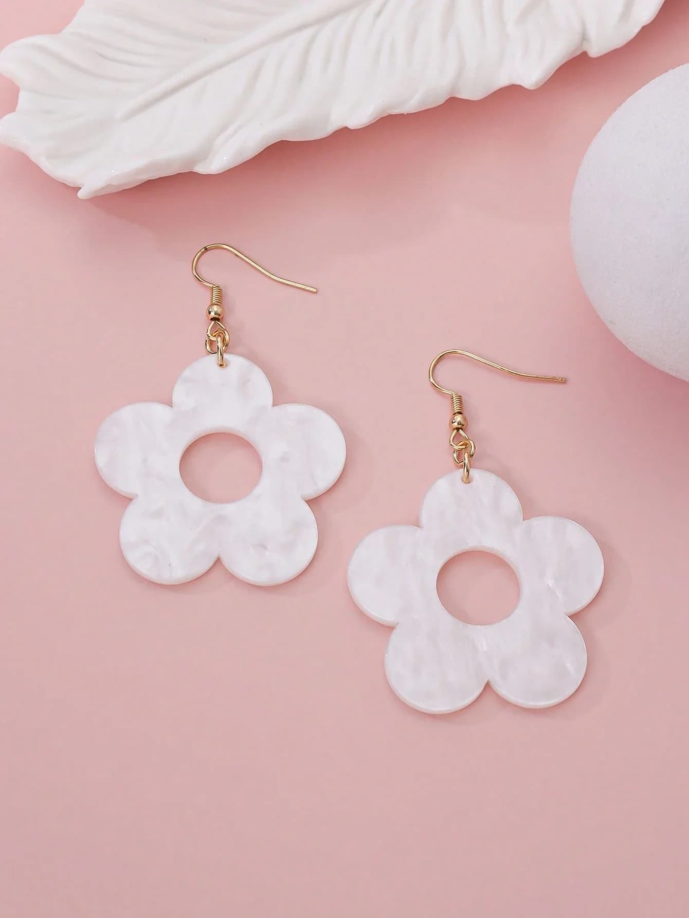 Orecchini pendenti floreali a cinque petali effetto marmo bianco, centro cavo da 4 cm, leggeri per tutti i giorni, serate romantiche, occasioni festive