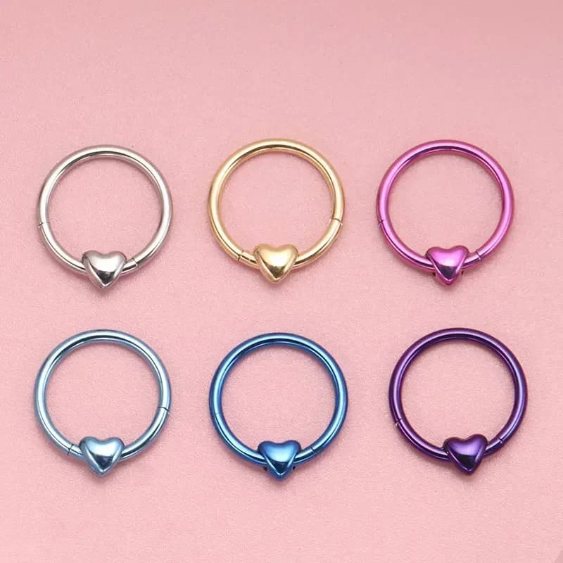 ASTM F136 Titanio Cuore Clicker Setto Penetrante 16G Daith Helix Orecchino Penetrante 2024 Nuovi Anelli Al Naso Anodizzato Gioielli Per Il Corpo