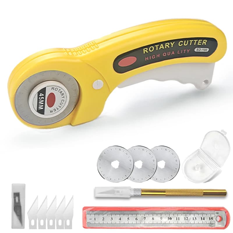Set di 5 coltelli rotanti gialli da 45 mm [Coltello rotante + Righello in acciaio da 15 cm + Lama di ricambio con scala + Coltello per intaglio + Lama di ricambio per coltello multiuso] Set di coltelli rotanti per taglio tessuti fai da te, lame di ricambio, strumenti per cucito e taglio tessuti fatti a mano