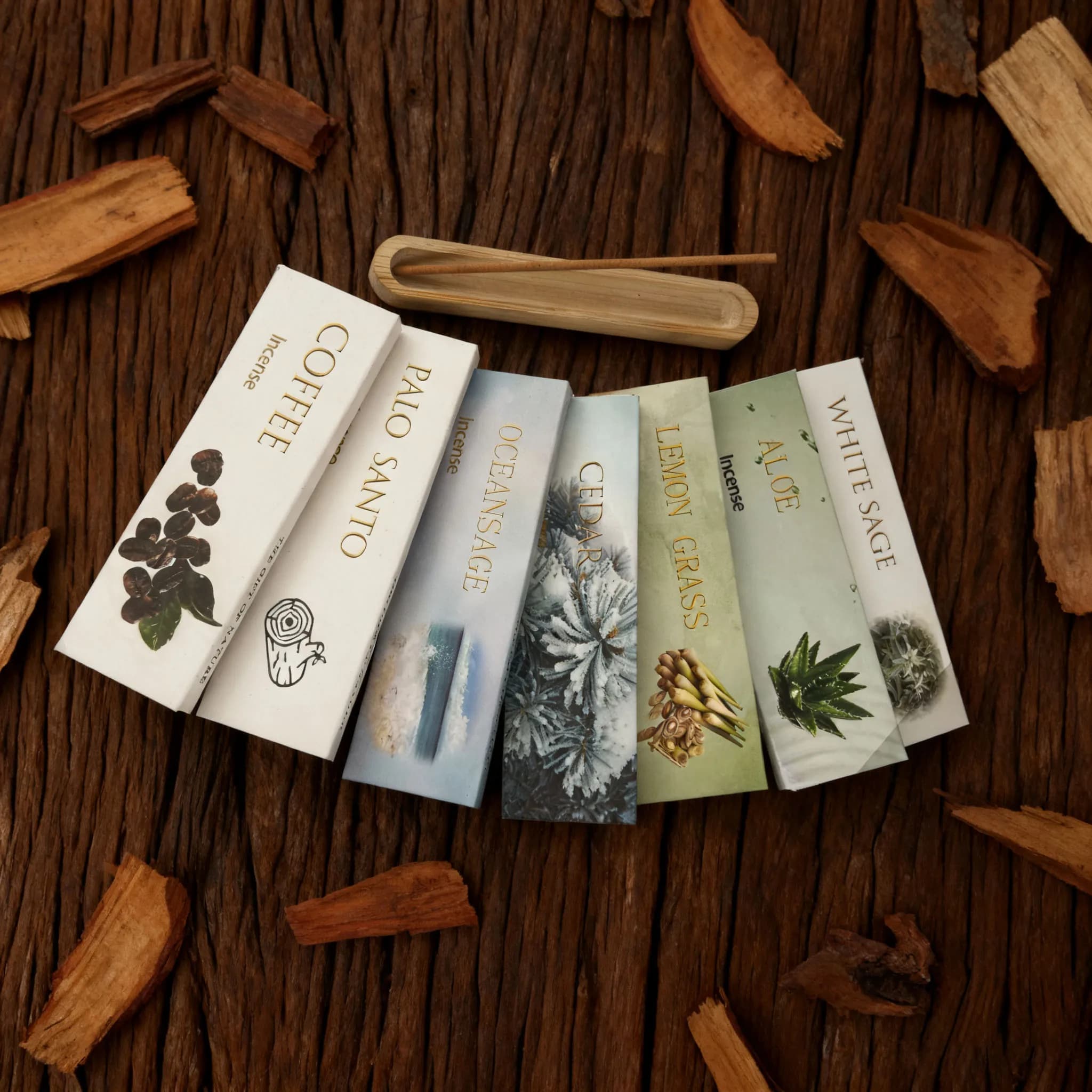 7 set di 245/2450 bastoncini di incenso colorati spessi, con portaincenso, inclusi profumo di caffè | Legno sacro | Oceano | Salvia bianca | Grassella di limone | Aloe Vera | Un totale di 8 set di bruciatori di cedro + incenso adatti per uso domestico, fornitura di fragranze di lunga durata, eliminare gli odori e purificare l'aria.