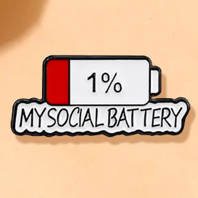 "My Social Battery 1%" Divertente livello batteria Lettera Spilla Studente Zaino Decorazione Abbigliamento Distintivo