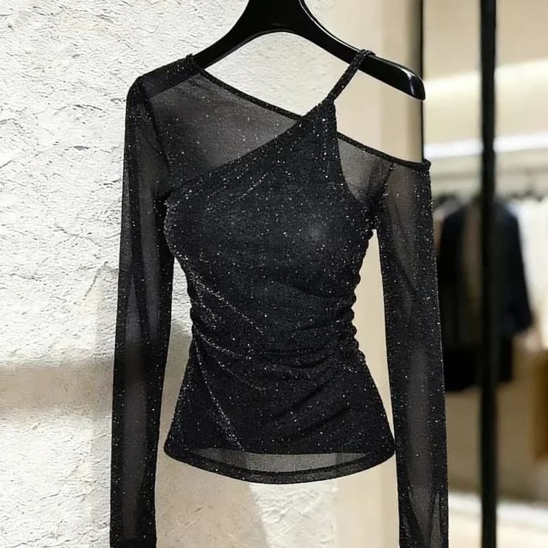 Elegante top asimmetrico con paillettes e maniche lunghe trasparenti per feste e serate fuori casa
