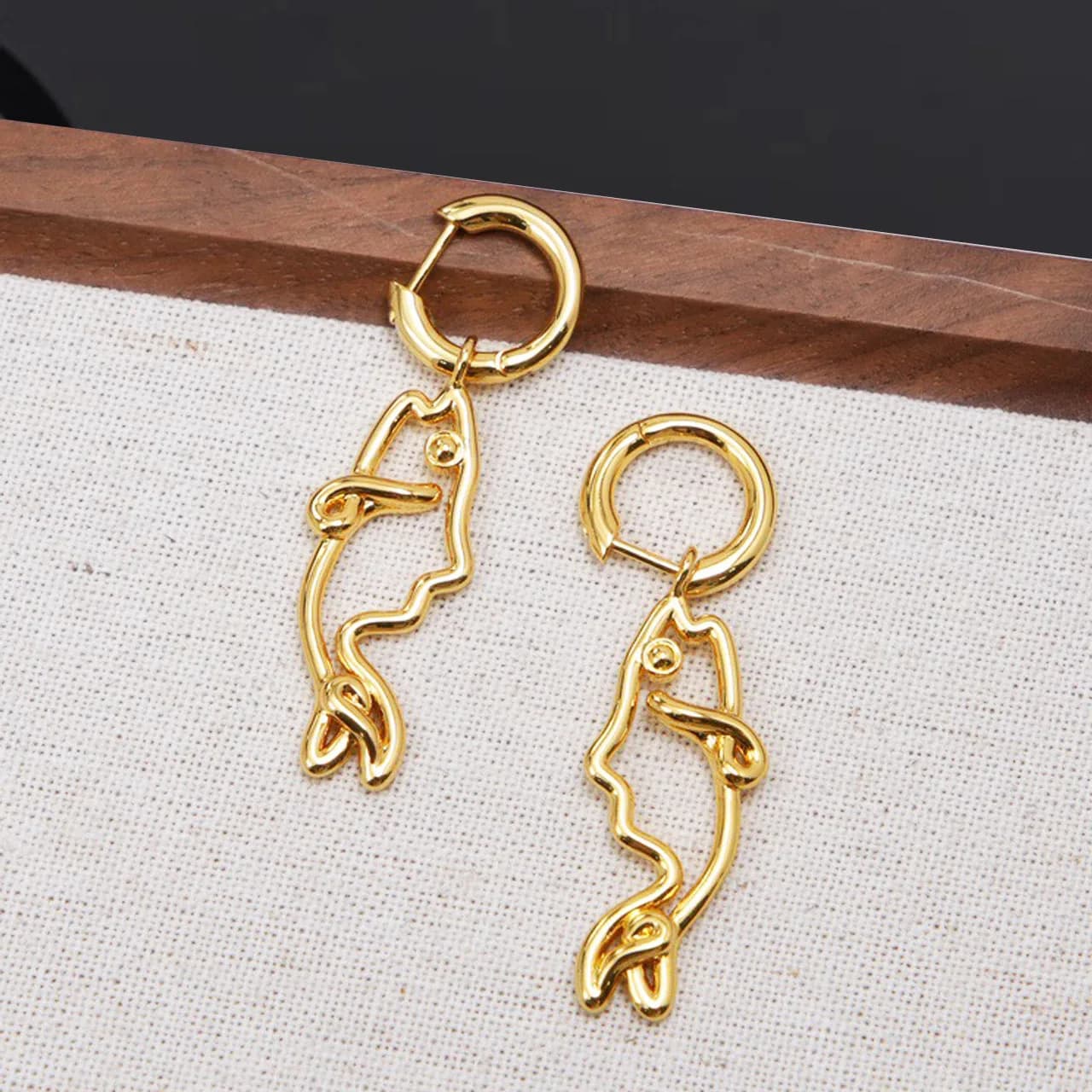 Nuovi gioielli e accessori Stile sportivo e per il tempo libero Orecchini a forma di pesce cavo carino per feste e regali da donna