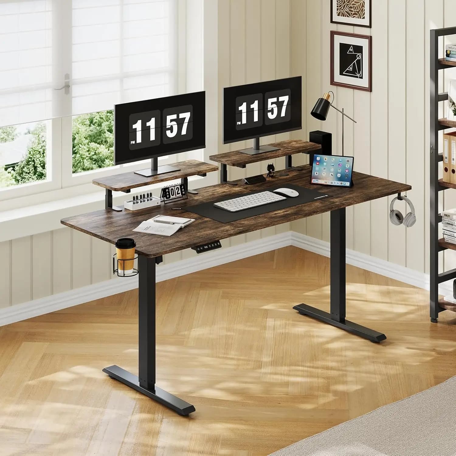Scrivania Elettrica Regolabile 63 x 24 Pollici con 2 Ripiani per Monitor, Scrivania per Computer da 28-46 Pollici, da Seduti a in Piedi, Personalizzabile