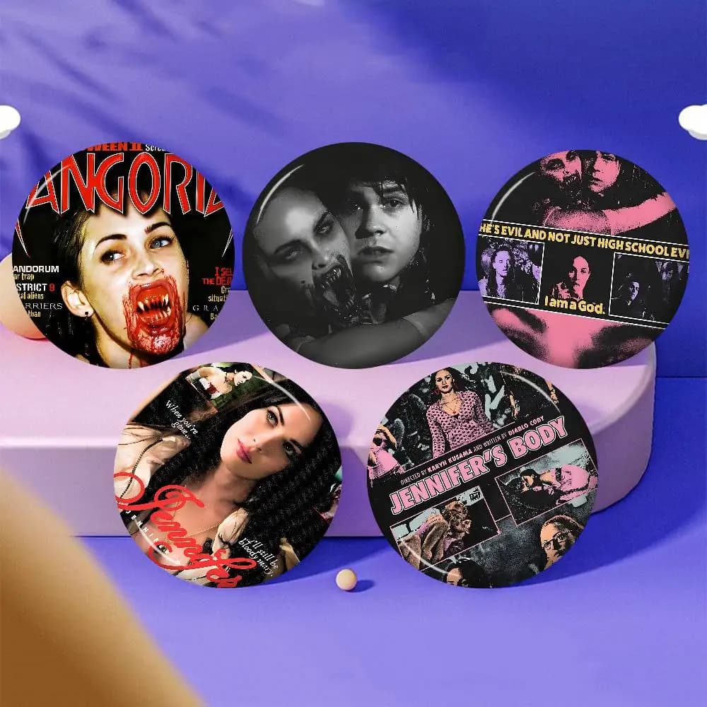 Pop Movie Jennifer Body Anime Button Pin Spilla fatta a mano per vestiti Distintivo di cartone animato Decorazione zaino Accessori di gioielli