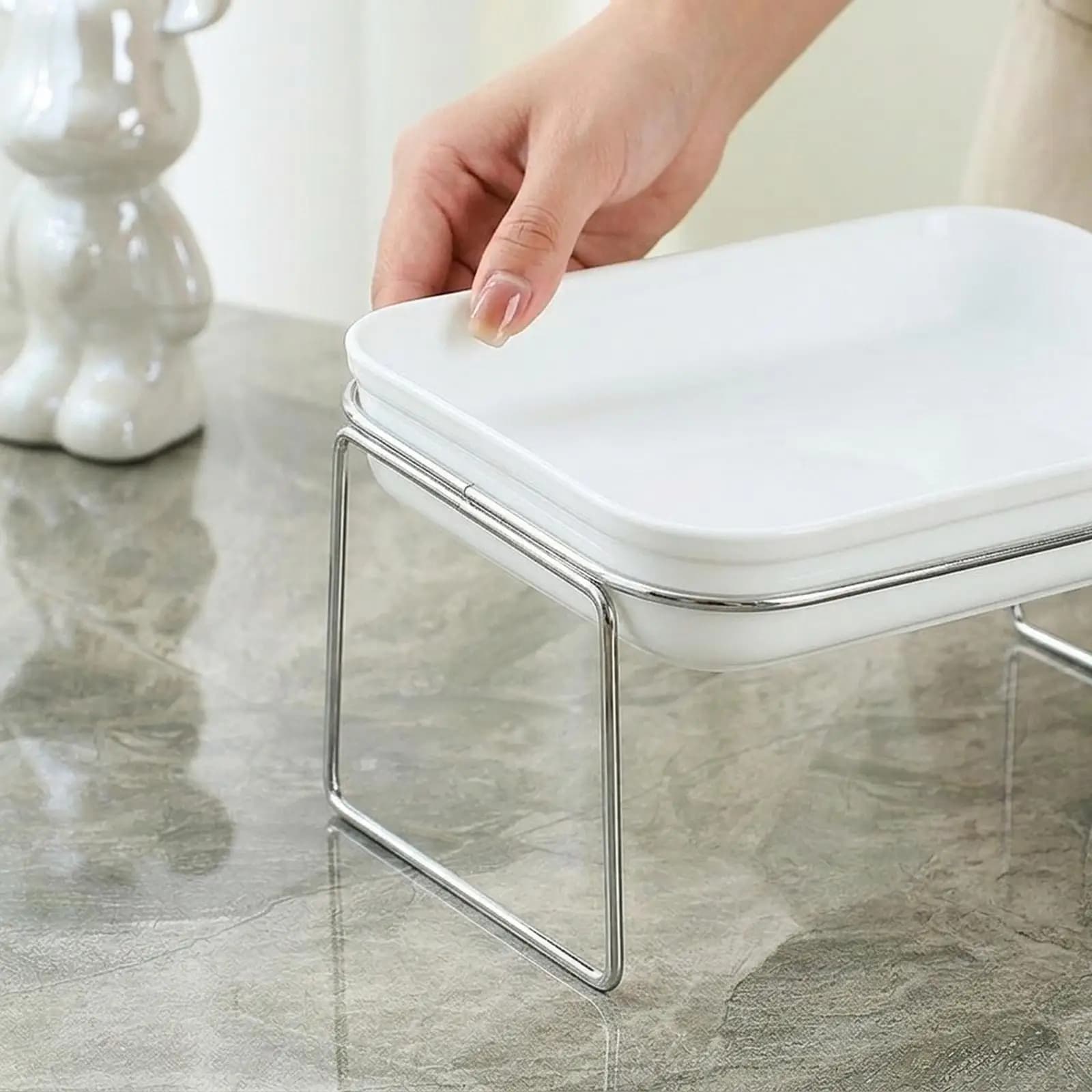 Ciotola Inclinata in Acciaio Inox per Animali Domestici con Supporto Ergonomico, Base Stabile Antiscivolo, Alimentatore Rialzato Facile da Montare per Uso Domestico