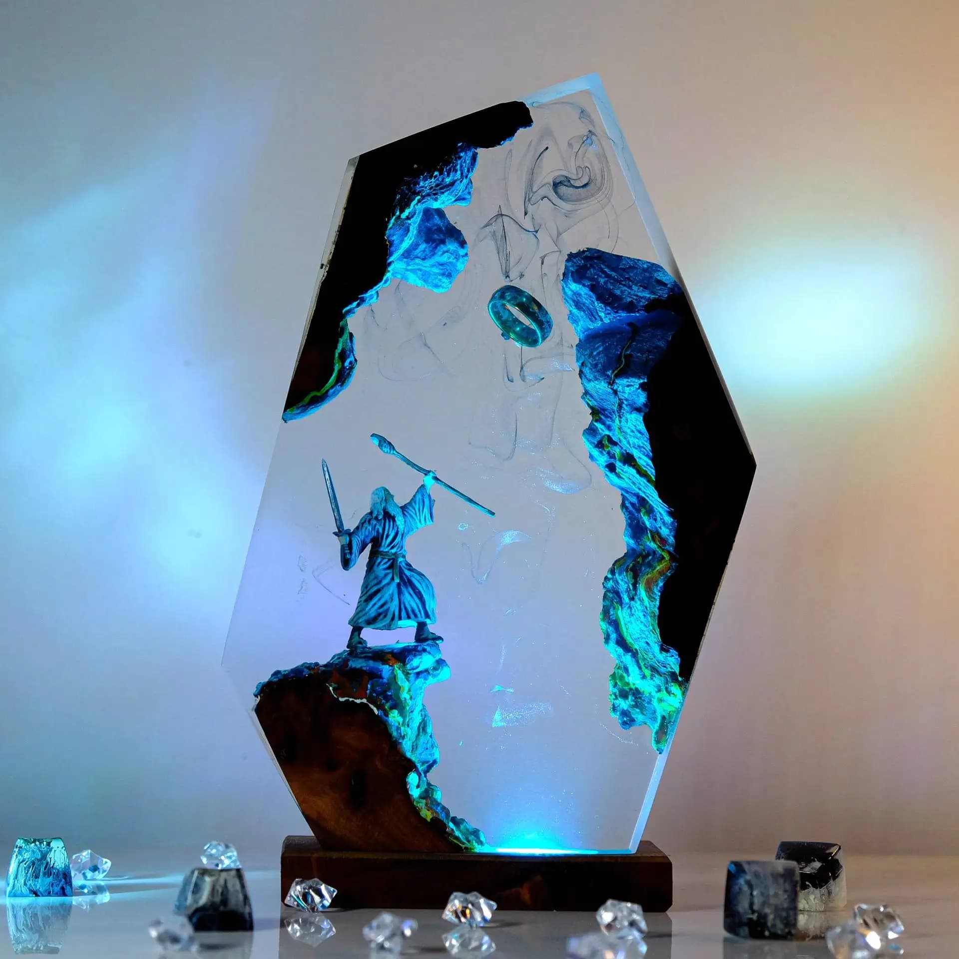 Lampada da Tavolo in Resina con Scena Cinematografica, Anello Magico, Luce Notturna Colorata, Personalizzabile, Creativa, Artistica, Decorazione per Casa e Scrivania, Ricarica USB