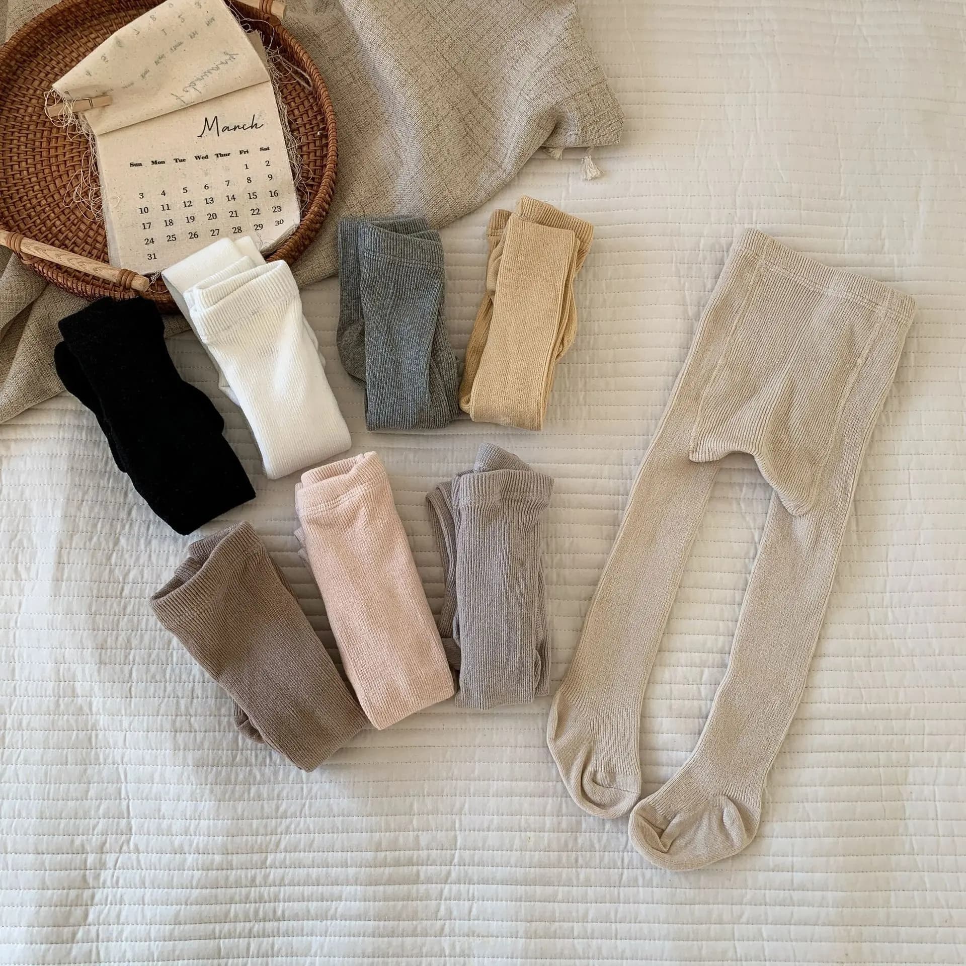 Collant per ragazze 2025 Primavera Nuovi vestiti primaverili per bambini Leggings Collant per bambina per bambini medi e piccoli