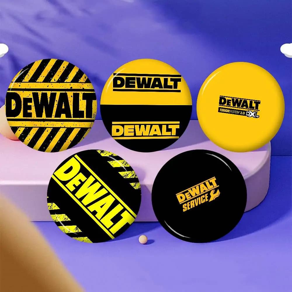 Distintivo con logo D-DEWALTS da 58 mm, simpatico distintivo con icona anime, spilla in latta fatta a mano per zaino, vestiti, ornamento per il petto, regali