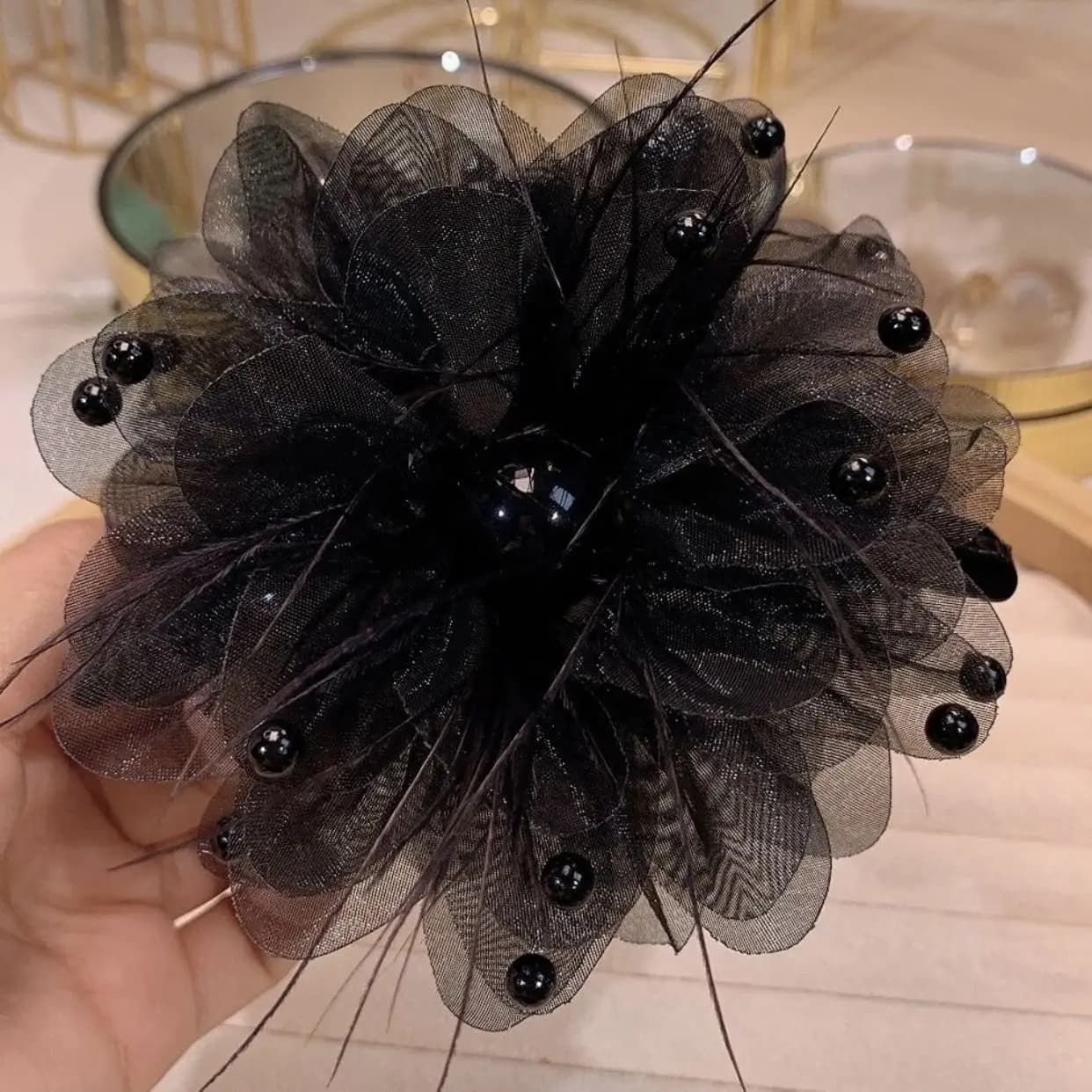 Eleganti artigli per capelli da donna e ragazza, perle di organza pieghettate, impugnatura in piuma nera, fermaglio per capelli da squalo, copricapo da donna, accessori per capelli