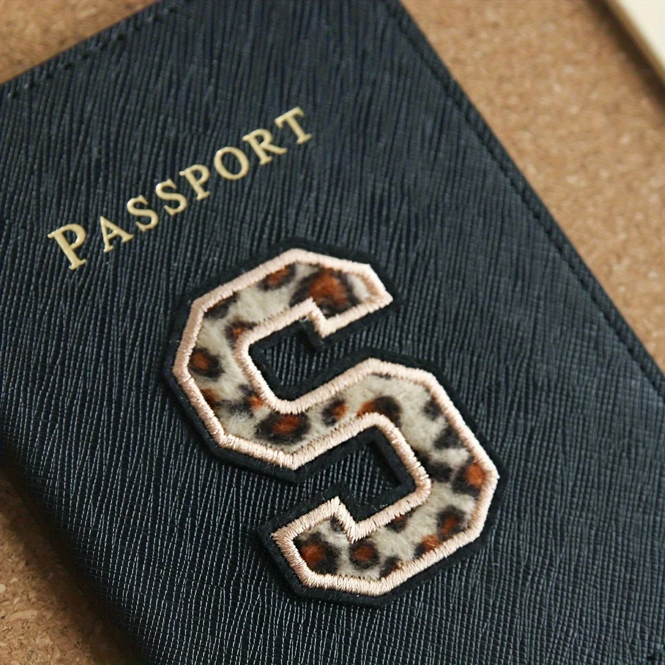 Copertina per passaporto personalizzata Passaporto con toppa con lettera con stampa leopardata personalizzata Portafoglio da viaggio con copertina per passaporto con lettera personalizzata