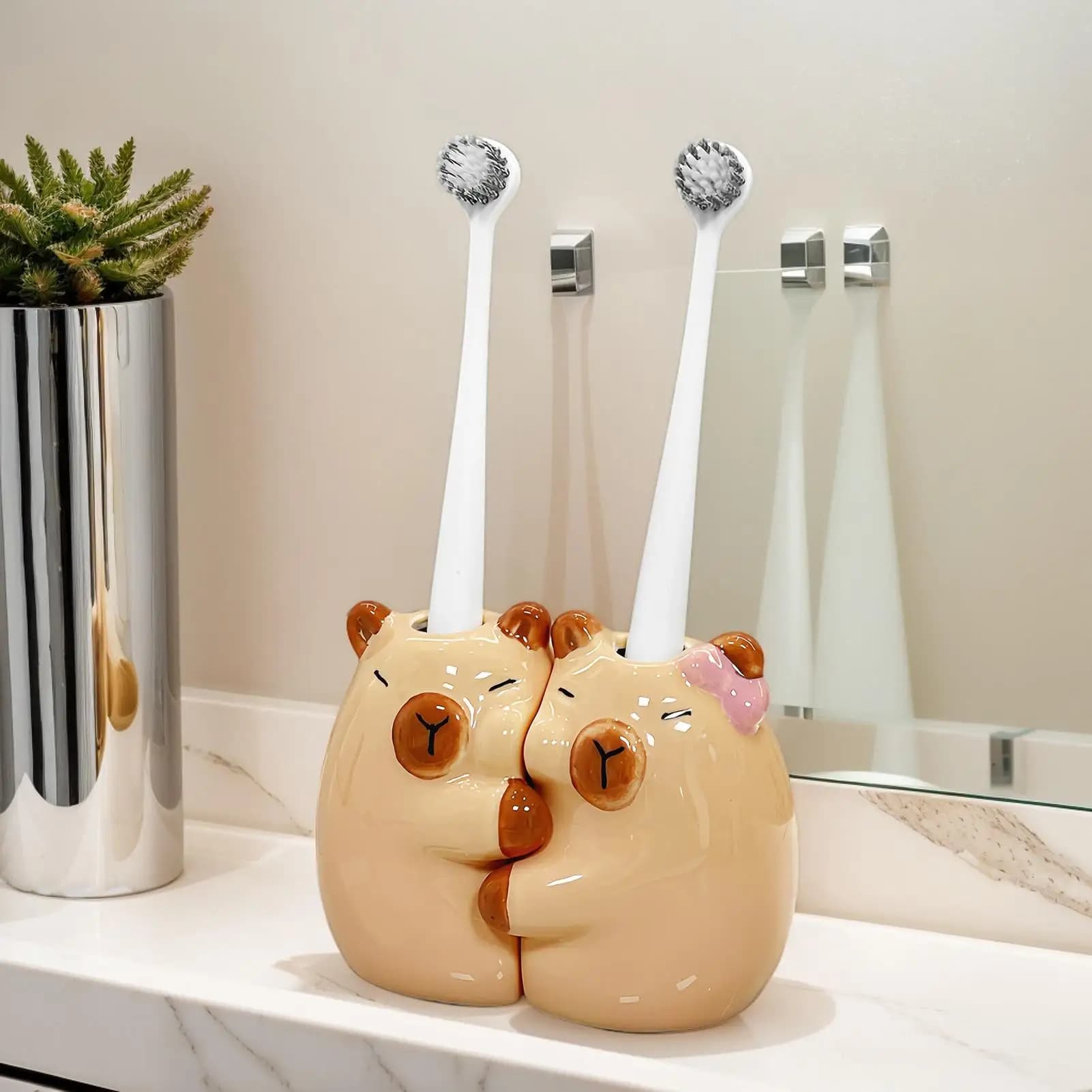 Porta spazzolino capibara che abbraccia portapenne capibara Porta spazzolino in ceramica antiscivolo creativo per coppie da bagno