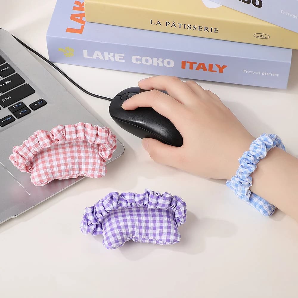 Mini cuscino per tappetino per mouse con fascia elastica, poggiapolsi, motivo a quadretti, stile Instagram e supporto per mouse da polso con legame per capelli dolci e freschi