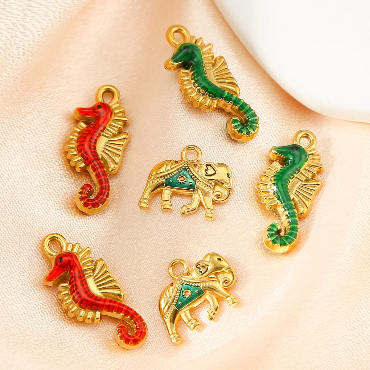 HIYEE Set di 5 Ciondoli Smaltati Colorati a Forma di Cavalluccio Marino ed Elefante, Placcati in Oro, per Creazione di Gioielli Fai-da-Te, Collane e Bracciali