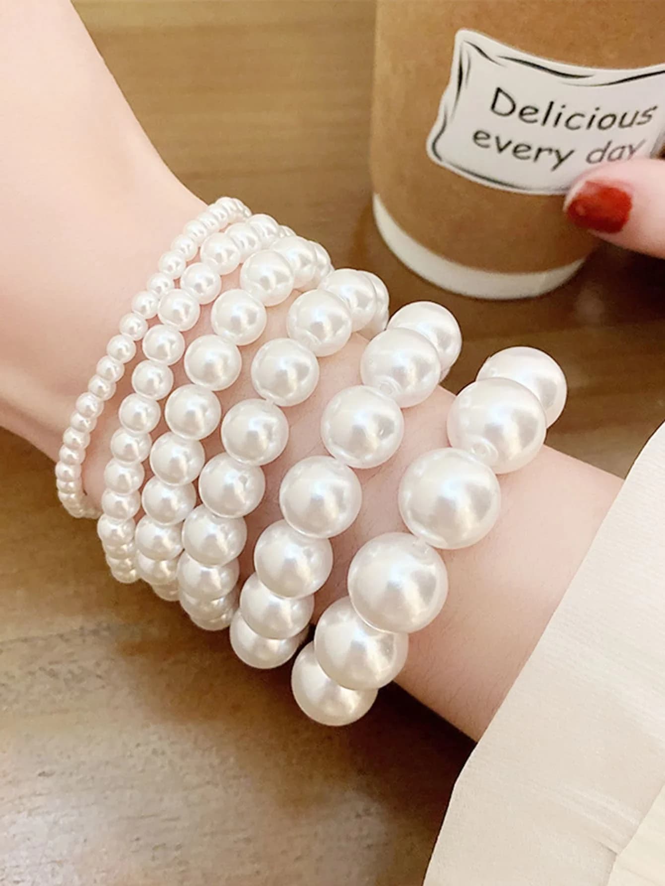 Set di 4 Braccialetti Eleganti in Stile Vintage con Perle Finte in ABS