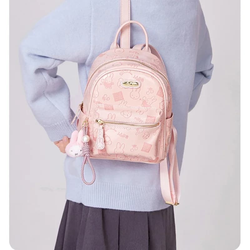 Disponibile: Nuova Borsa a Tracolla Miffy, Zainetto Carino e Versatile, Adorabile per Uso Quotidiano, Serie Regalo da Collezione con Charm e Ornamenti